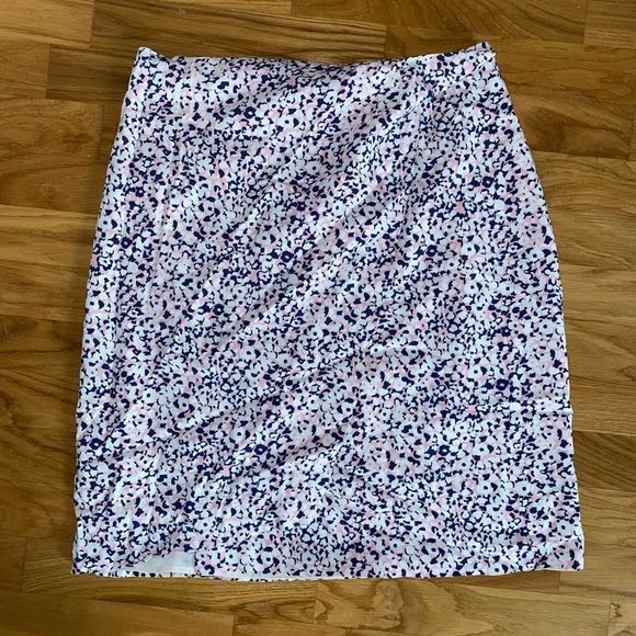 Gant Stretch Broadcloth Ditzy Flower Navy and Pink Wrap Skirt Size 6, MSRP $185 - Picture 2 of 16